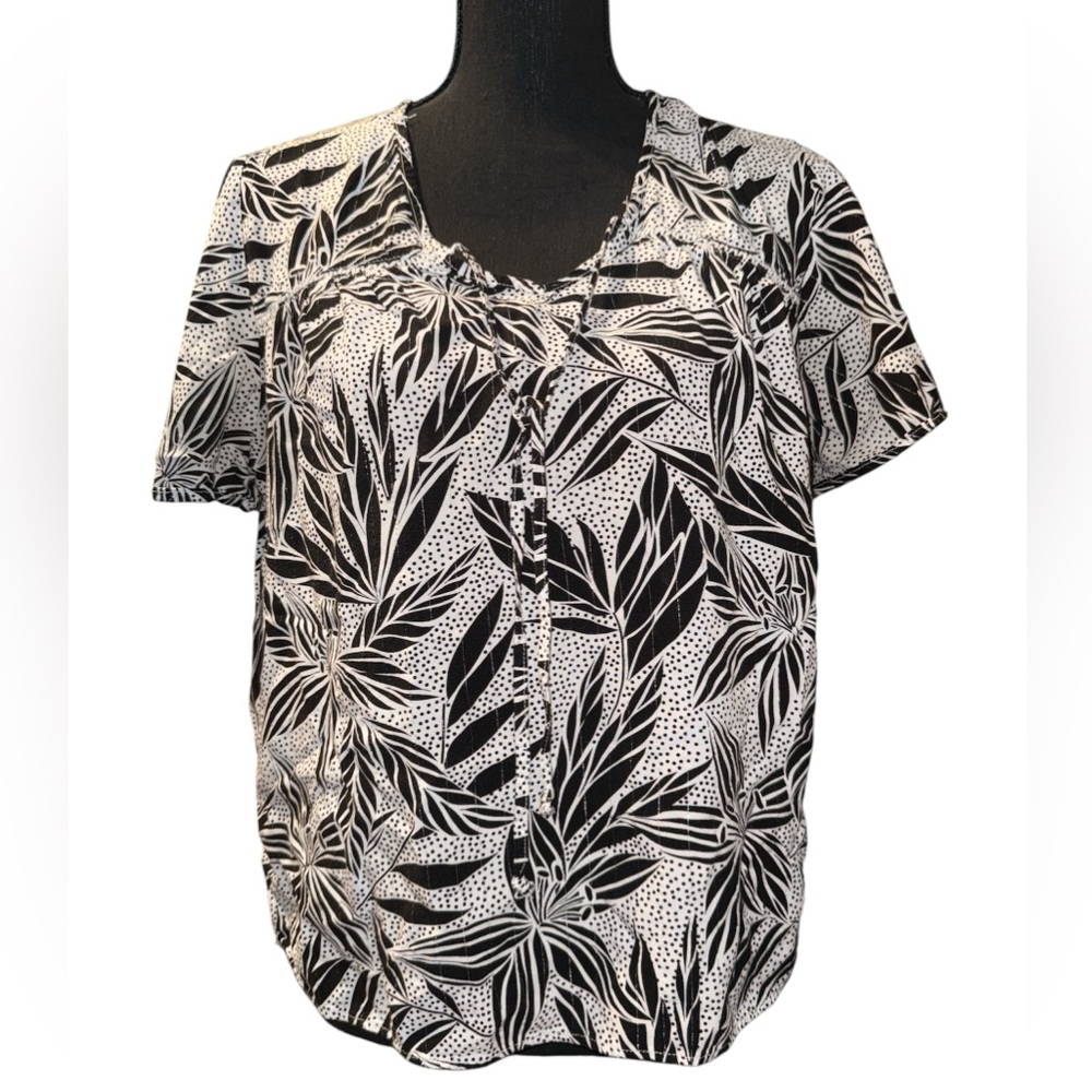 Women’s Black and White Leaf Print Top size large